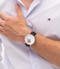 Montre TOMMY HILFIGER STEWART Homme 1710746 Analogue Cadran MINERAL Blanc Bracelet Cuir Brun Etanchéité 5BAR