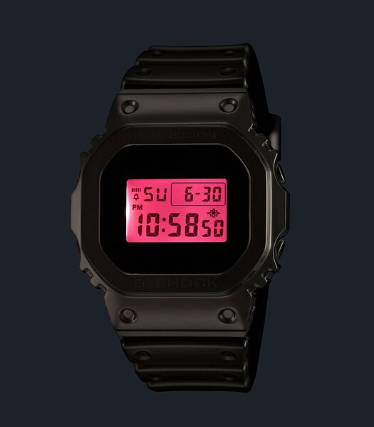 Horloge CASIO G-SHOCK Heren GM-5600YRA-8ER Digitaal Behuizing MINERAAL Grijs Bracelette Hars Grijs Etanchéiteiten 20BAR